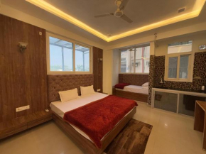 Radha Residency ! Fully Air Conditioned with Parking Facility, near ISCKON temple & Prem Mandir